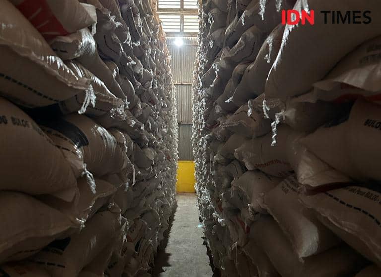 Stok beras Bulog Kalbar, di Gudang Bulog Sungai Raya. (IDN Times/Teri).