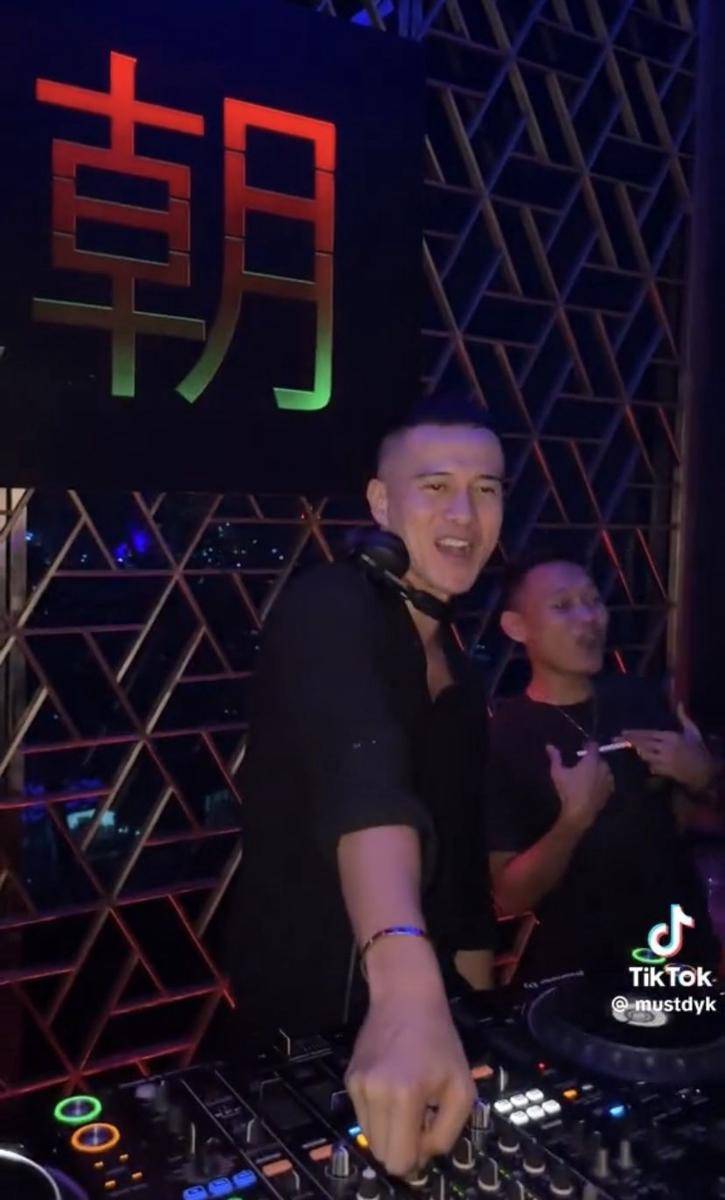 potret viral Herjunot Ali nge-DJ lagi (tiktok.com/mustdyk)