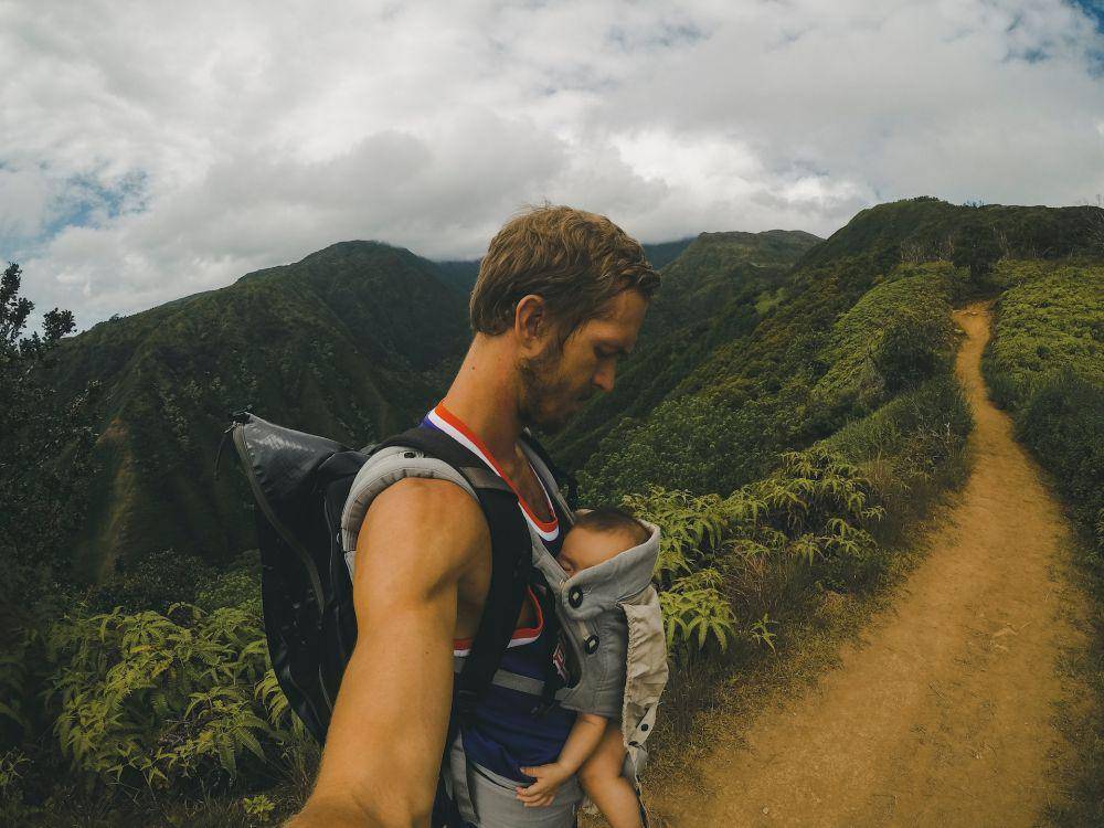 ilustrasi membawa bayi naik gunung (unsplash.com/Derek Owens)