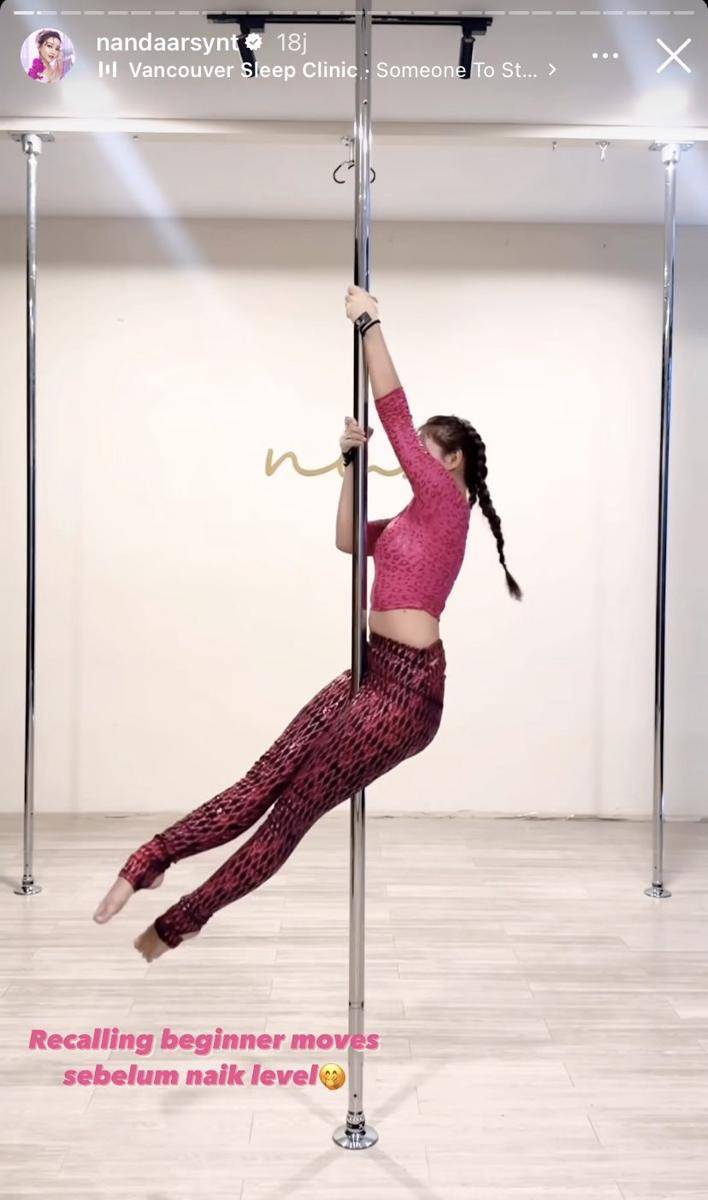 potret Nanda Arsyinta latihan pole dance (Instagram.com/nandaarsynt)