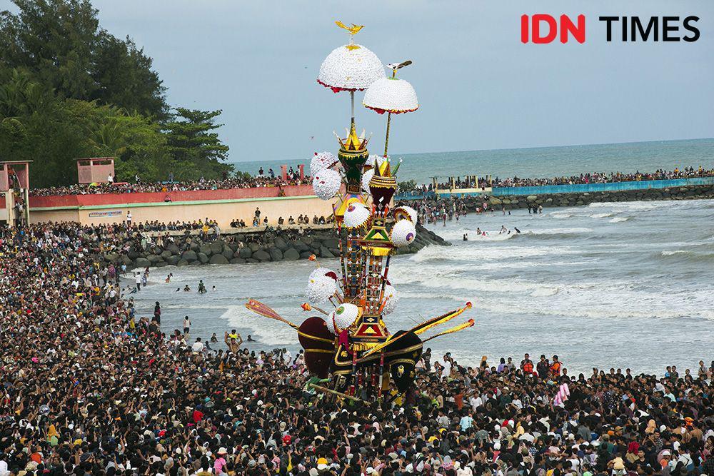Festival Budaya Tabuik, Pantai Gandoriah Jadi Lautan Manusia
