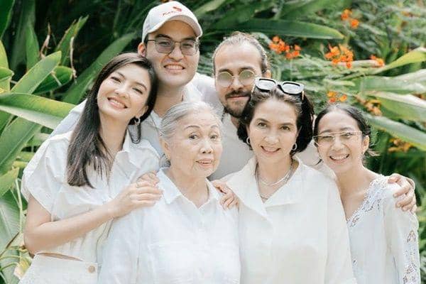 7 Pemotretan Keluarga Raline Shah, Kompak Serba Putih