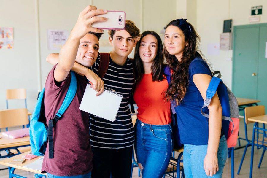 ilustrasi foto bersama sebelum pindah sekolah (freepik.com/Freepik)