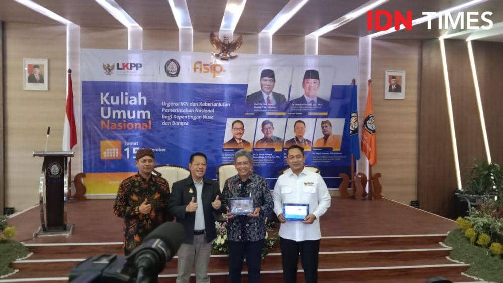 Kepala LKPP, Hendrar Prihadi bersama Ketua Satgas Pembangunan Infrastruktur IKN Danis Hidayat Sumadilaga dan pakar politik Undip Teguh Yuwono saat foto bersama di sela diskusi di Fisip Undip. (IDN Times/Fariz Fardianto)