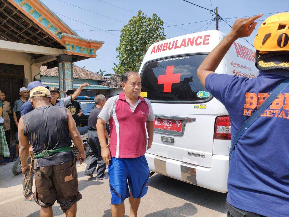 Korban usai berhasil diangkat dari dalam sumur dibawa dengan ambulan ke rumah sakit/ IDN Times/ Riyanto