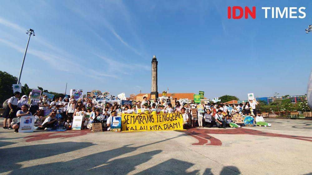 Puluhan siswa sekolah bersama para pegiat perubahan iklim saat menggelar aksi bertajuk Climate Strike 2023 di bundaran Monumen Tugu Muda, Randusari Kota Semarang. (IDN Times/Dok Climate Strike 2023)