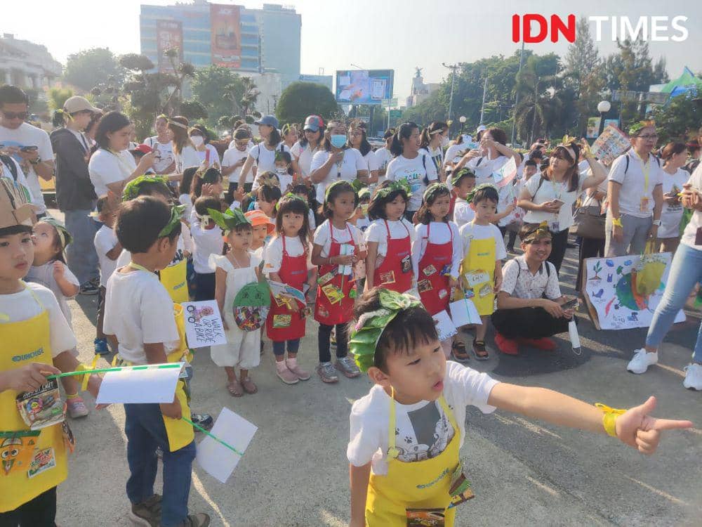 Puluhan siswa tampak berjalan kaki sambil mengikuti aksi solidaritas perubahan iklim yang dinamai Climate Strike 2023 di Kota Semarang. (IDN Times/Dok Climate Strike 2023)
