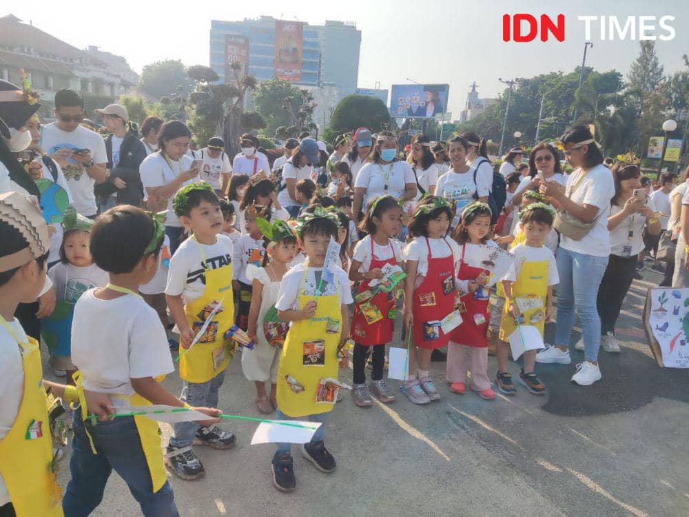 Anak-anak sekolah berjalan untuk mengikuti aksi perubahan iklim yang diadakan berbagai lembaga yang ada di Semarang. (IDN Times/*Fariz Fardianto)