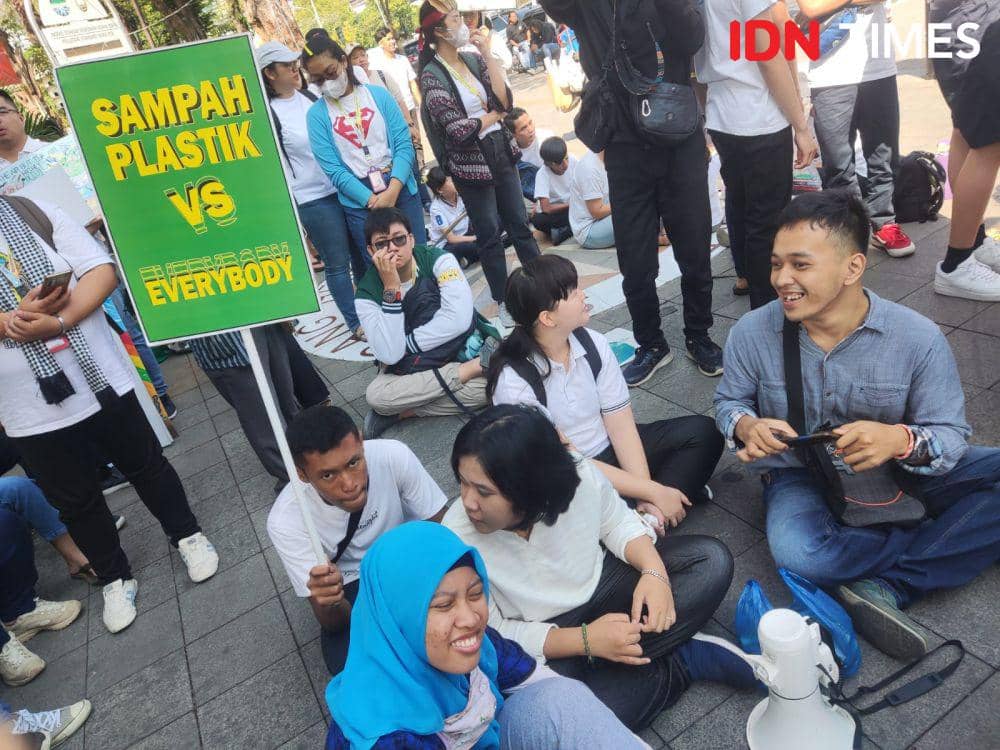 Aksi solidaritas perubahan iklim juga dimeriahkan para muda-mudi seperti mendengarkan orasi di pinggir jalan. (IDN Times/Fariz Fardianto)