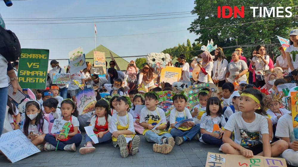 Anak-anak memeriahkan acara aksi solidaritas perubahan iklim di Semarang. (IDN Times/Dok Climate Strike 2023)