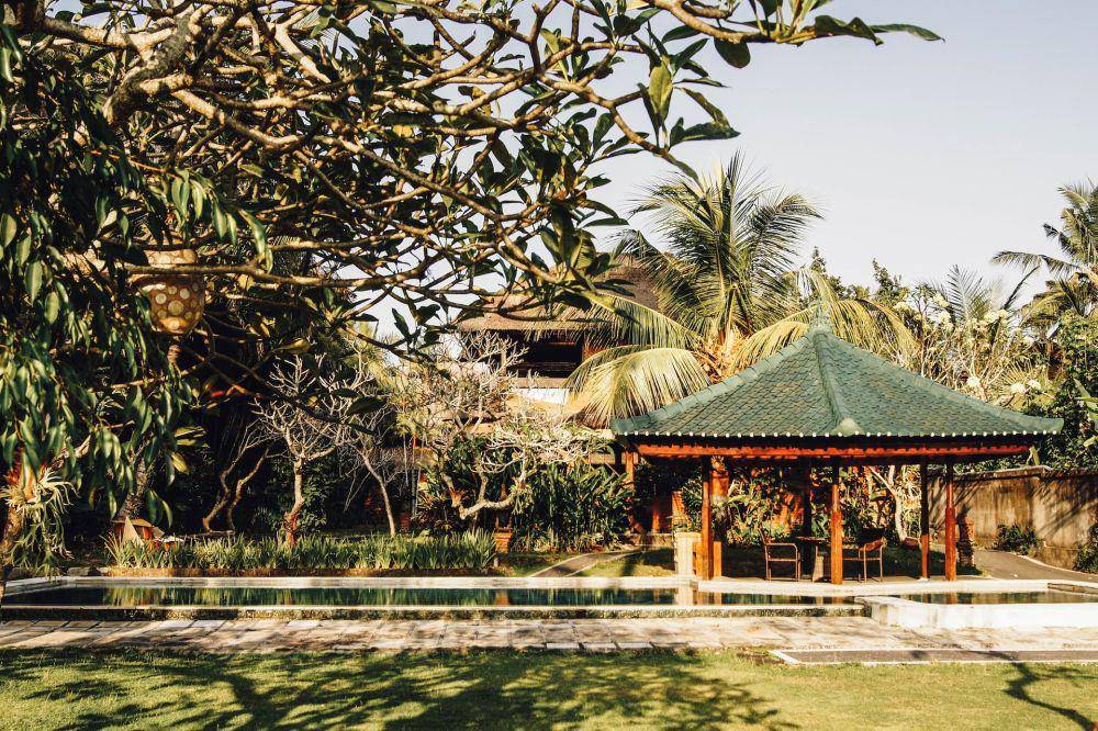 Inspirasi desain kolam renang dengan gazebo (unsplash.com/Levi Morsy)