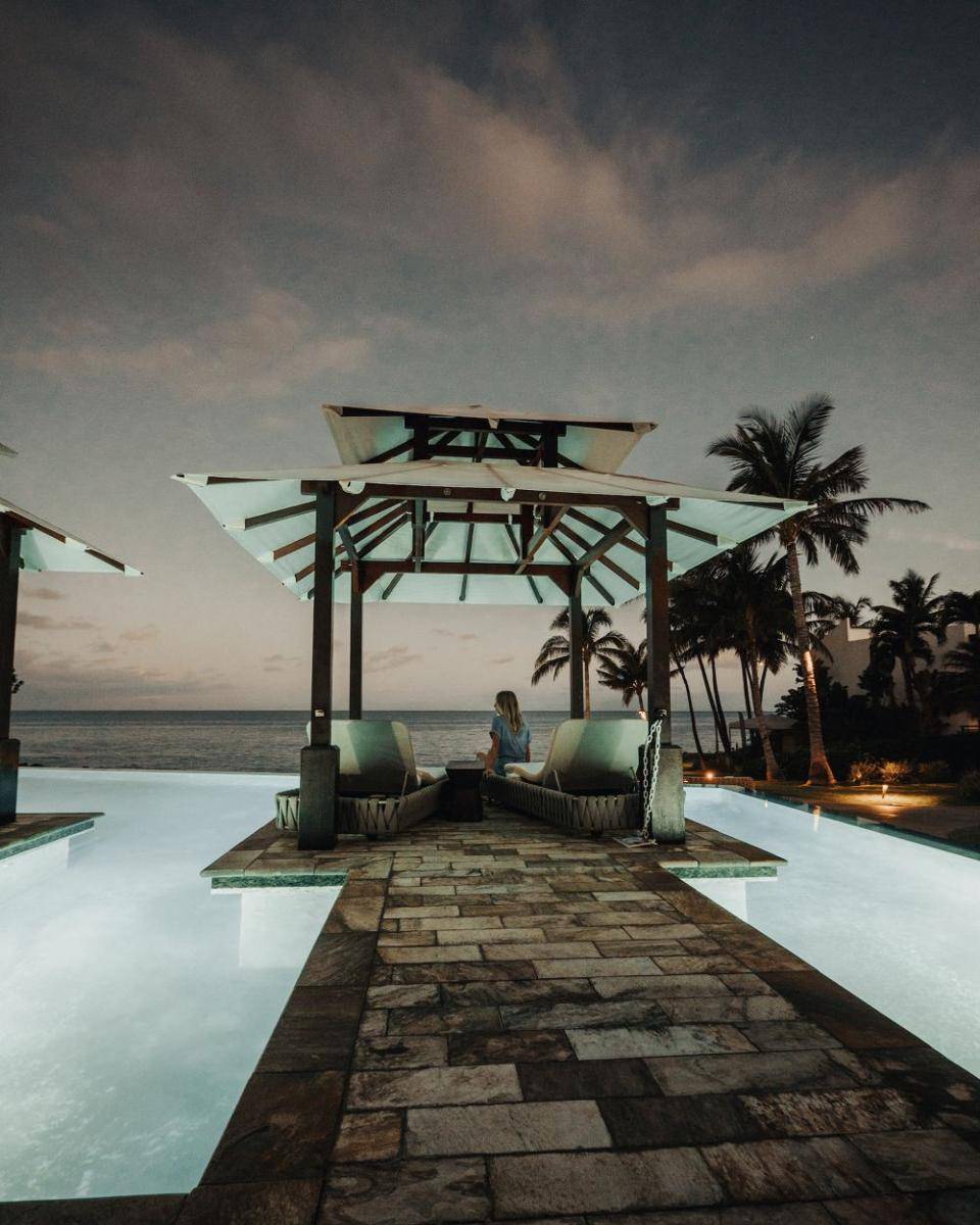 Inspirasi desain kolam renang dengan gazebo (unsplash.com/Logan Armstrong)