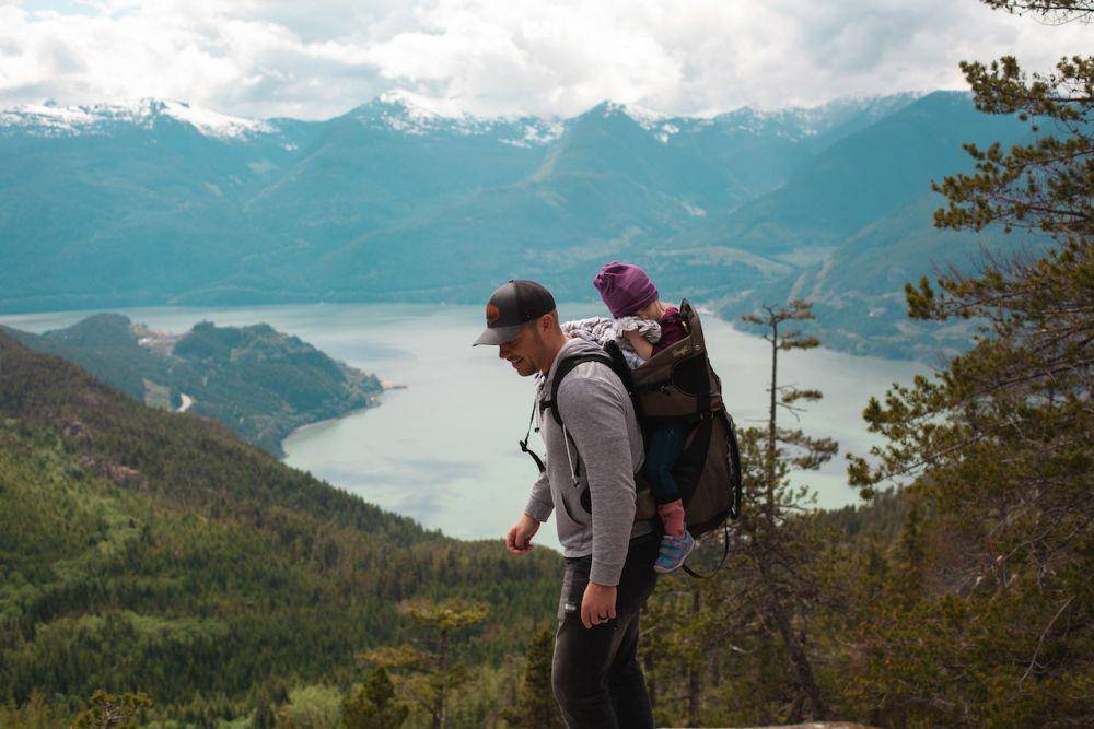 ilustrasi membawa anak naik gunung (pexels.com/Josh Willink)