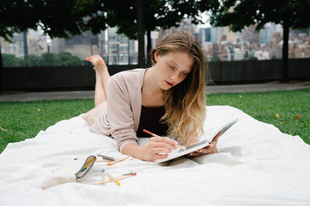 ilustrasi menulis jurnal (pexels.com/Kevin  Malik)