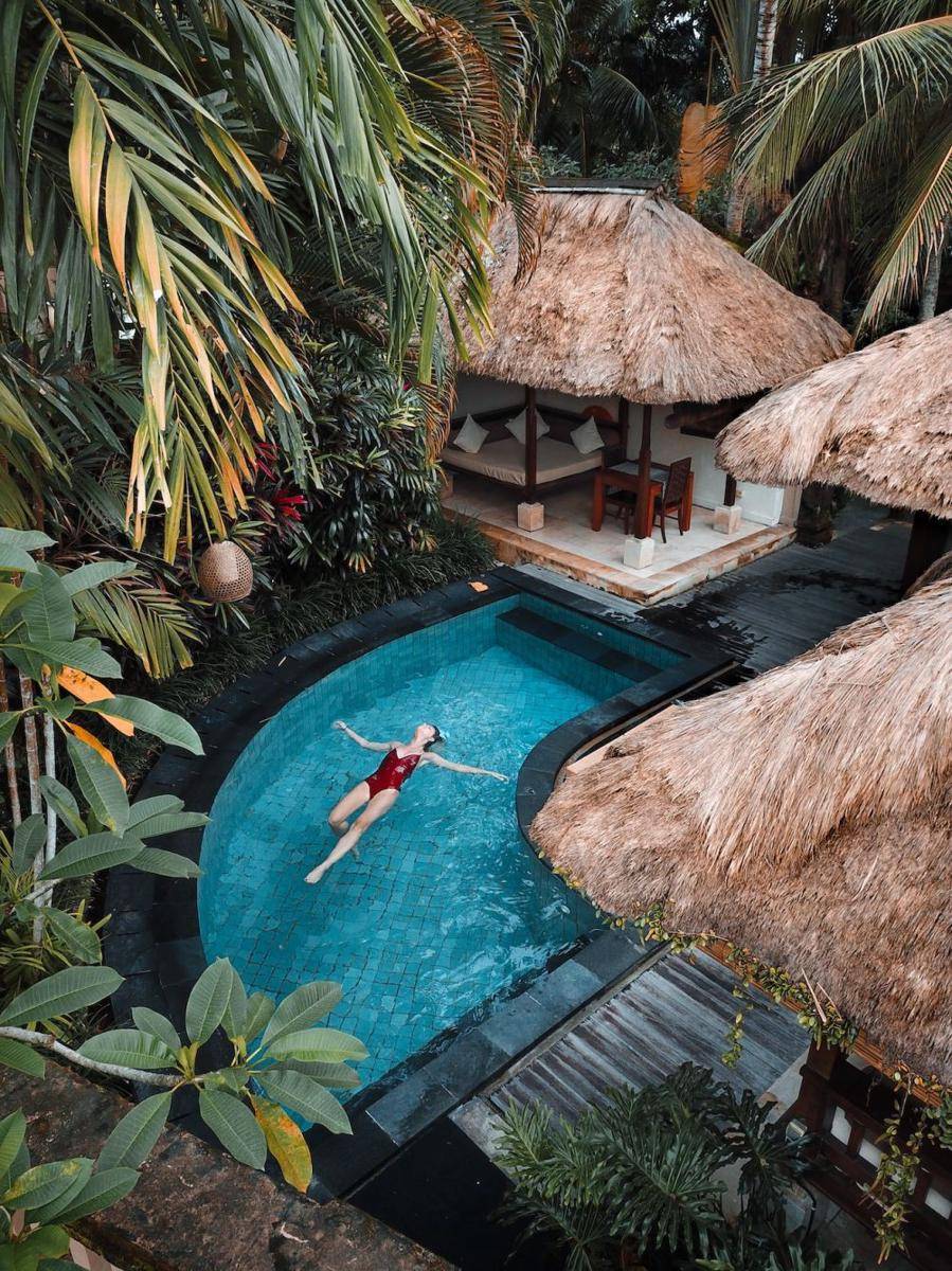 Inspirasi desain kolam renang dengan gazebo (pexels.com/Randy Fath)