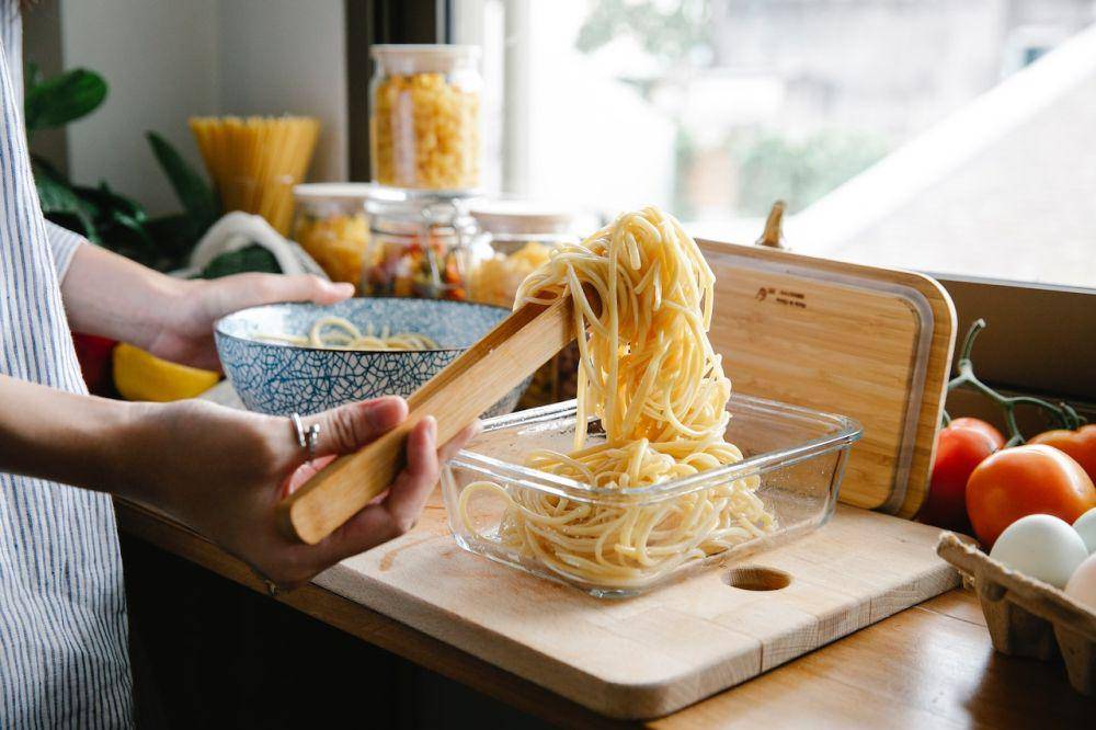 menyimpan pasta dalam kontainer (pexels.com/Sarah Chai)