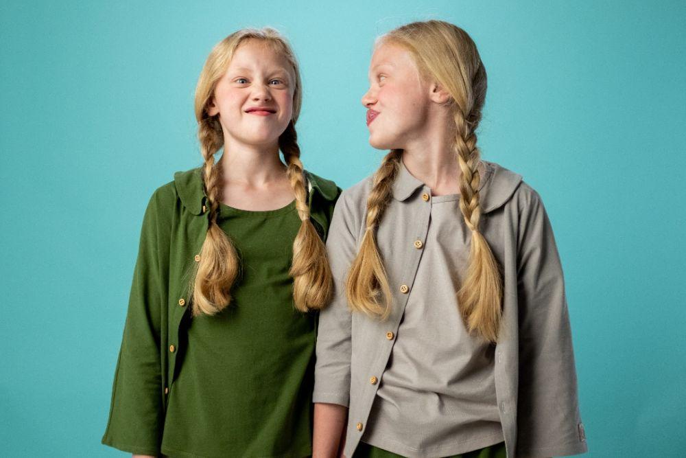 5 Cara Mengatasi Sibling Rivalry pada Anak Perempuan