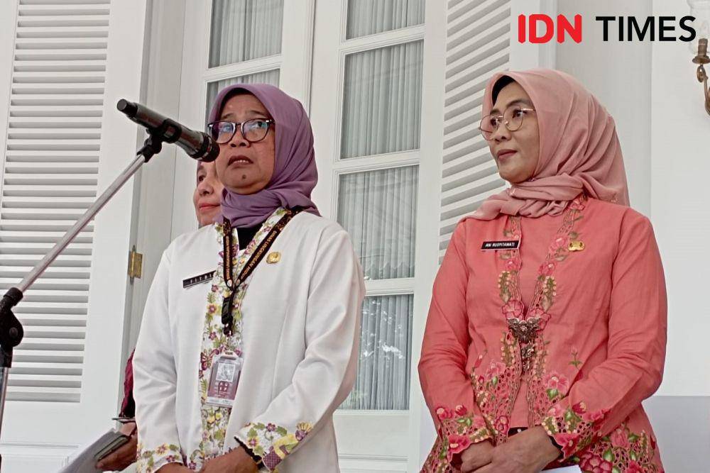 Kabid Pengendalian Pencemaran dan Kerusakan Lingkungan Dinas Lingkungan Hidup DKI, Erni Pelita Fitratunnisa (kiri). (IDN Times/Dini Suciatiningrum)
