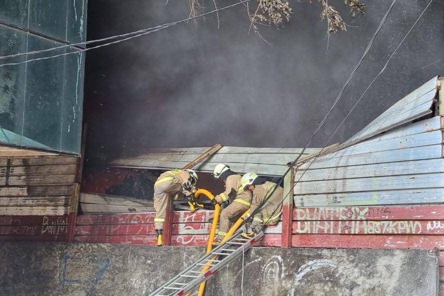 Kebakaran Pabrik Sandal di Jalan Kapuk Muara Penjaringan, Jakarta Utara belum juga padam. (dok. Damkar DKI)