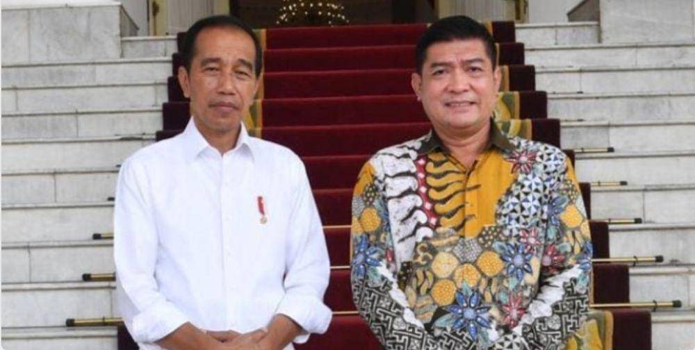 Ketua Umum Relawan Jokowi, Silfester Matutina (kanan) ketika bertemu Presiden Joko "Jokowi" Widodo. (Dokumentasi Istimewa)