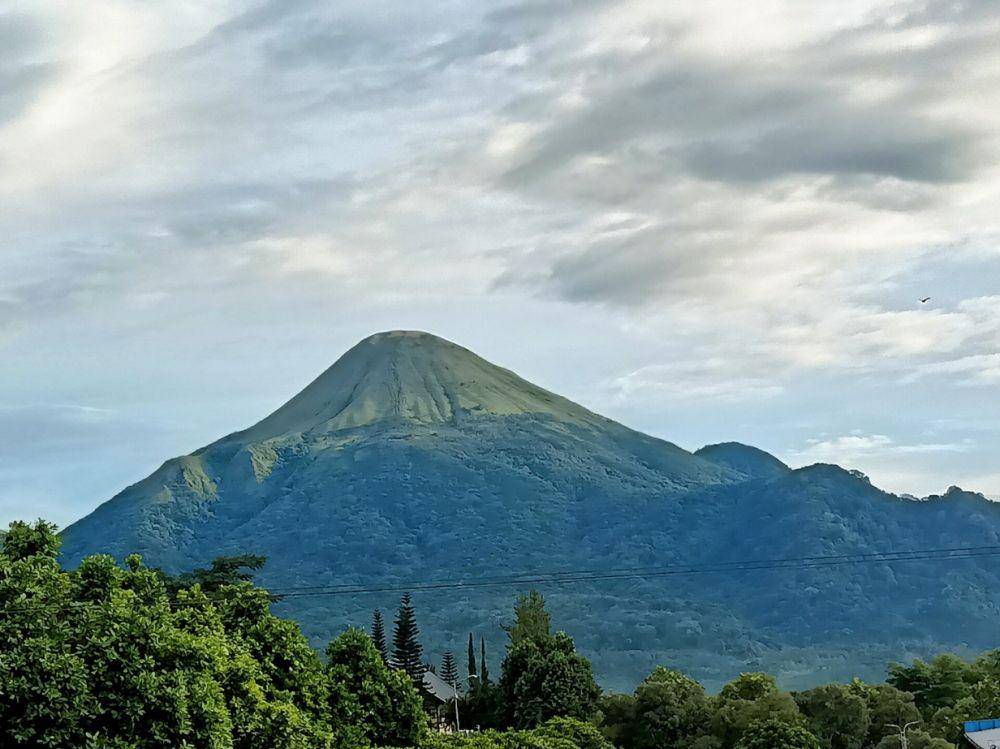 ilustrasi gunung penanggungan (commons.m.wikimedia.org/WiniSJ)