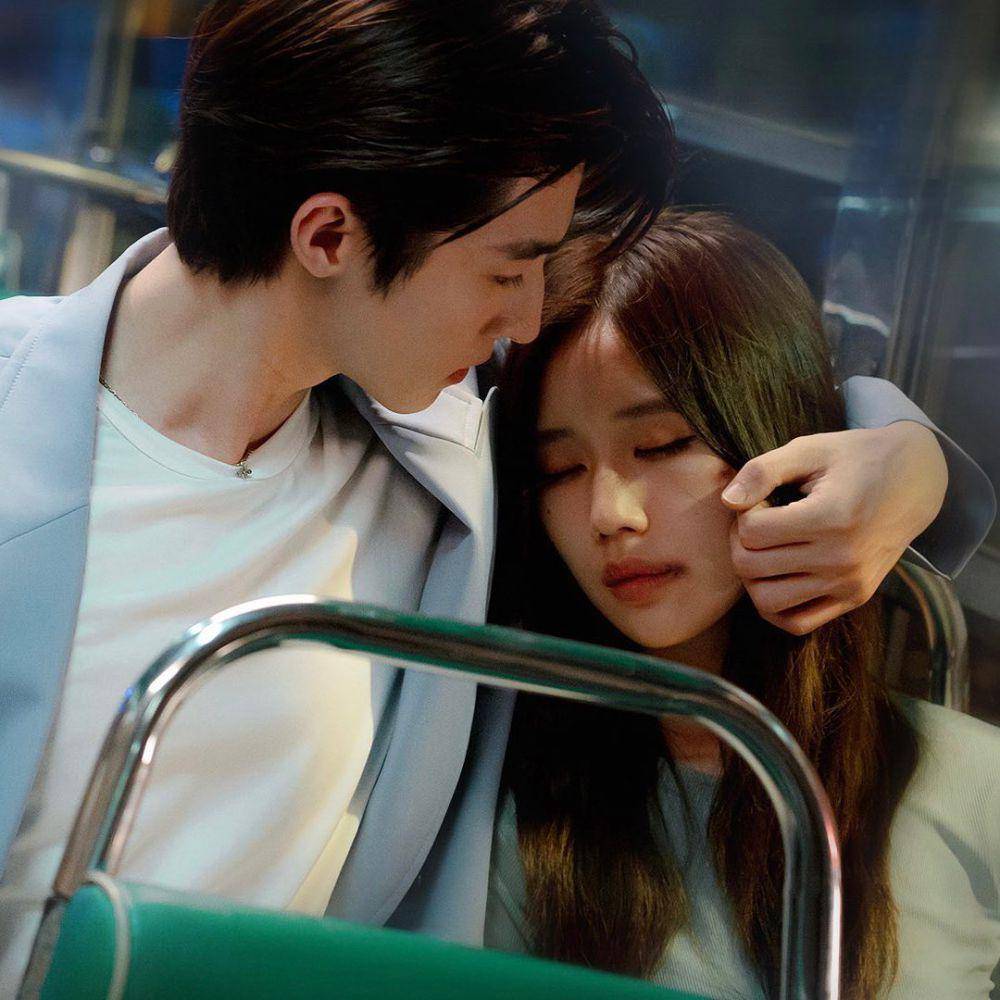 Blue Pongtiwat dan Jane Ramida di MV "Pak Ing Sob". (instagram.com/blue_pongtiwat)