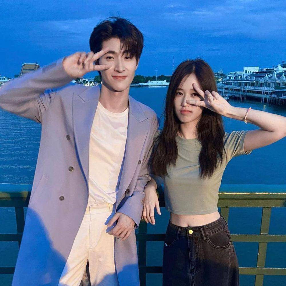 Blue Pongtiwat dan Jane Ramida di balik layar MV "Pak Ing Sob". (instagram.com/blue_pongtiwat)