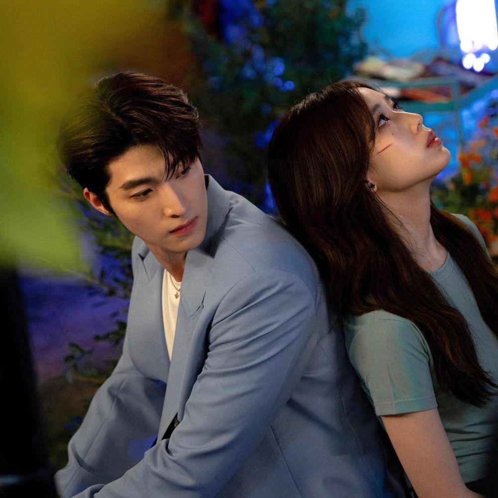 Blue Pongtiwat dan Jane Ramida di MV "Pak Ing Sob". (instagram.com/blue_pongtiwat)