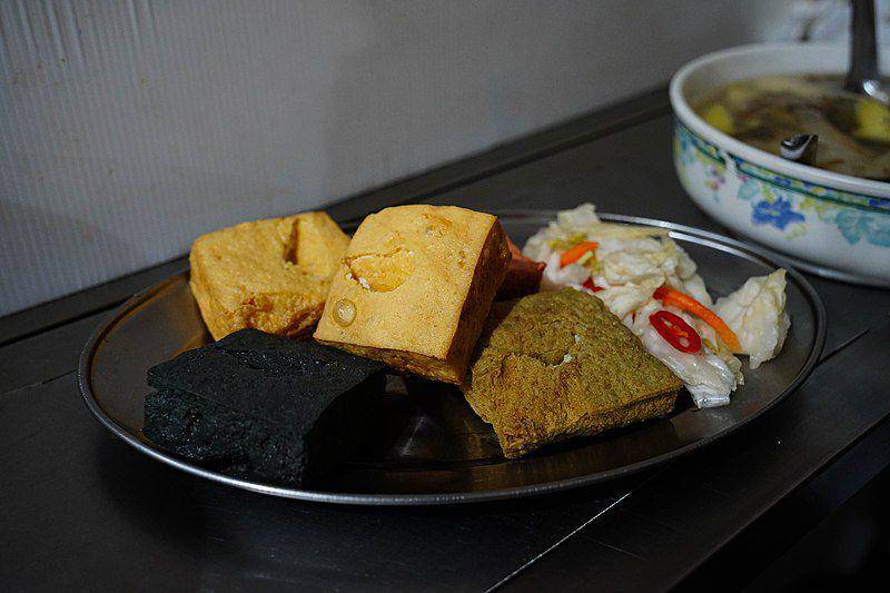 potret tahu busuk dengan berbagai macam warna (commons.wikimedia.org/Rick888chen)
