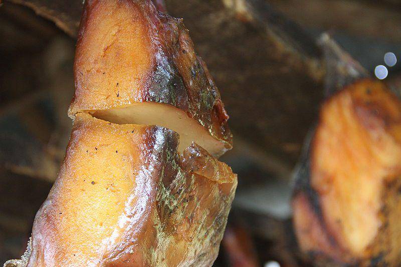 Potongan daging hiu yang sedang difermentasi untuk dijadikan hakarl. (commons.wikimedia.org/Qaswed)