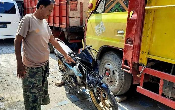 kondisi motor korban dan truk tebu yang ditabrak (Polres Situbondo)