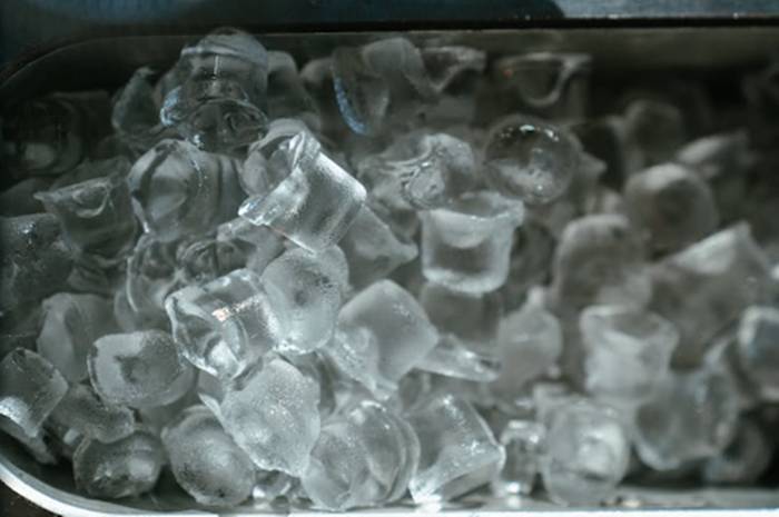 ilustrasi ice cube (pexels.com/cottonbro)