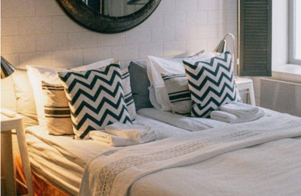 inspirasi desain tempat tidur tanpa headboard (pexels.com/La Miko)