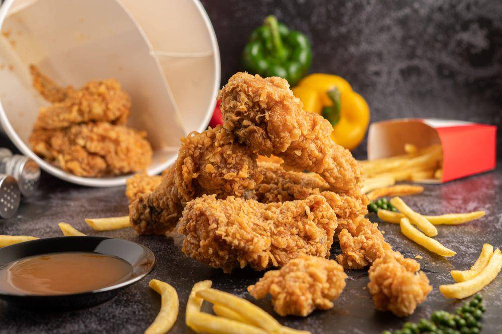 ilustrasi fried chicken (freepik.com/jcomp)