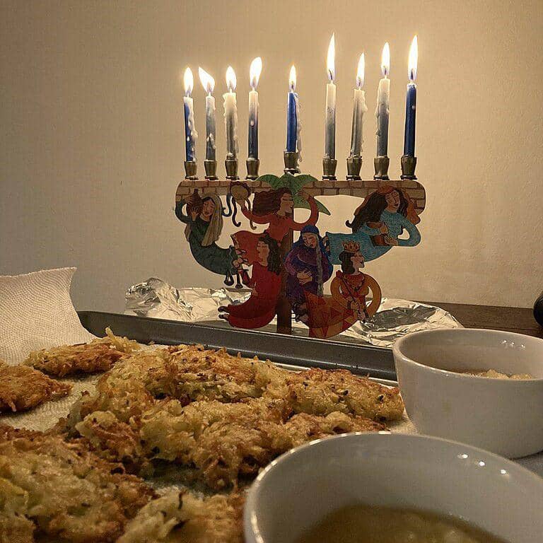 ilustrasi perayaan Hanukkah (commons.wikimedia.org/Edenaviv5)