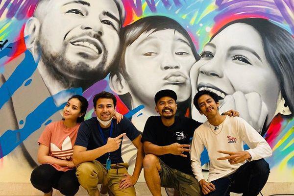 7 Potret Wendi Cagur Bikin Mural di Rumah Raffi, Hasilnya Keren Pol