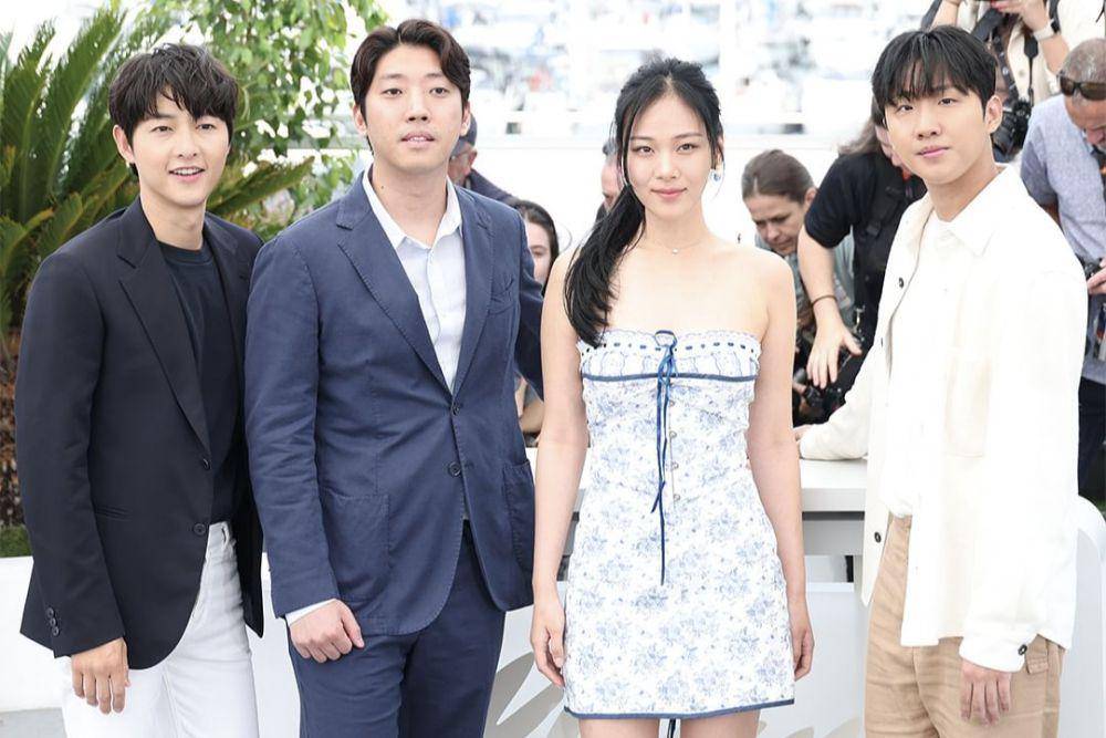 Song Joong Ki, sutradara Kim Chang Hoon, BIBI, dan Hong Xa Bin di 76th Cannes Film Festival (instagram.com/plusm_entertainment)
