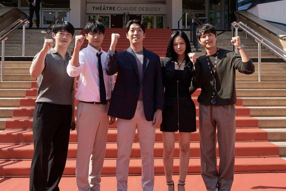 Jung Jae Kwang, Hong Xa Bin, sutradara Kim Chang Hoon, BIBI, dan Song Joong Ki di 76th Cannes Film Festival (instagram.com/plusm_entertainment)