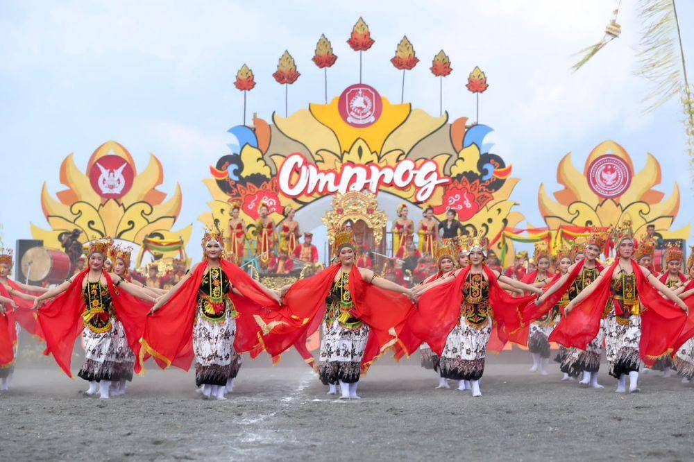 Festival Gandrung Sewu kembali sukses membuat decak kagum ribuan wisatawan yang digelar di Pantai Boom berlatar Selat Bali, Sabtu (16/9/2023). (Dok. Pemkab Banyuwangi)