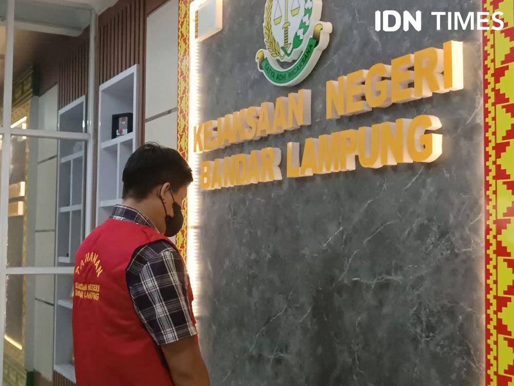 Tersangka RS memakai rompi tahanan Kajari Bandar Lampung atas tindak pidana korupsi pengadaan kontainer DLH Bandar Lampung. (IDN Times/Tama Yudha Wiguna).