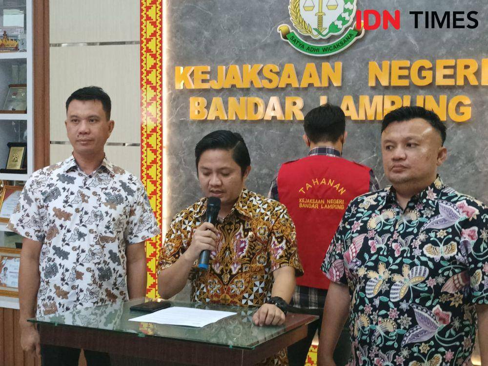 Kejari Bandar Lampung tetapkan tersangka RS dalam tindak pidana korupsi pengadaan kontainer DLH Bandar Lampung. (IDN Times/Tama Yudha Wiguna).