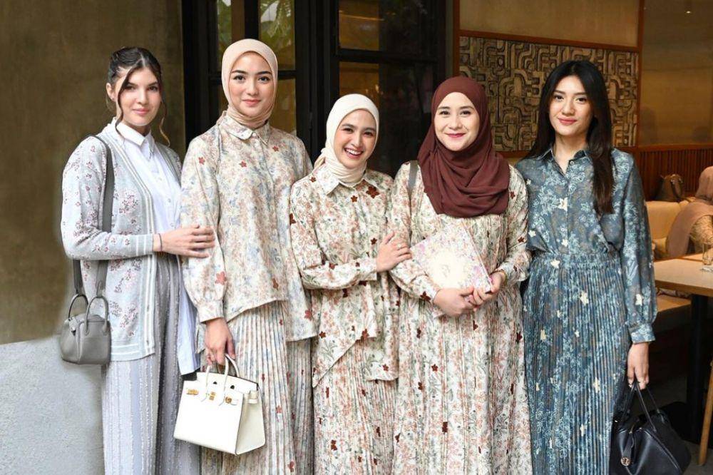 potret tamu artis di acara peluncuran koleksi terbaru Geulis x Cut Syifa (instagram.com/geulis.id)