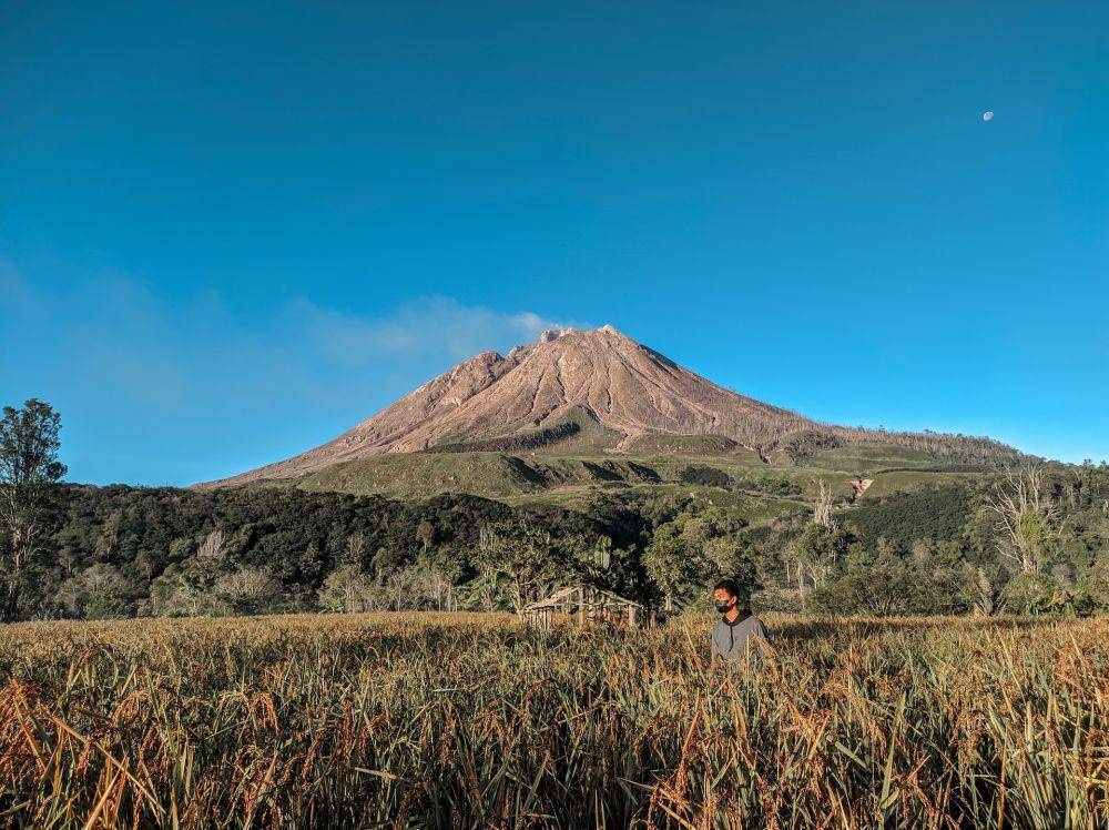 ilustrasi gunung sinabung (unsplash.com/Muhammad Prayogi)