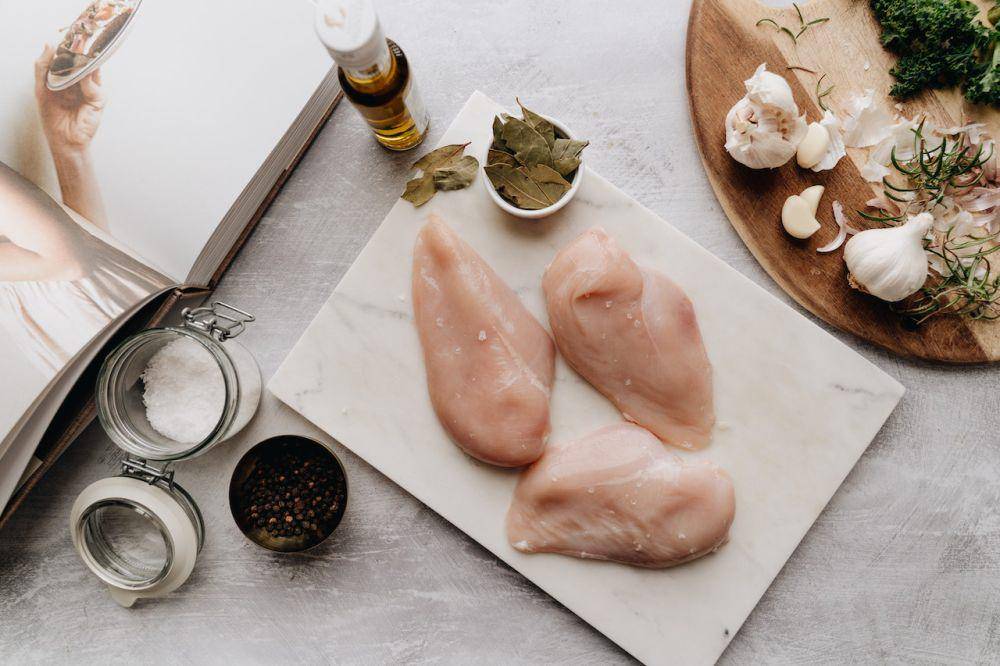 ilustrasi daging ayam (pexels.com/alleksana)