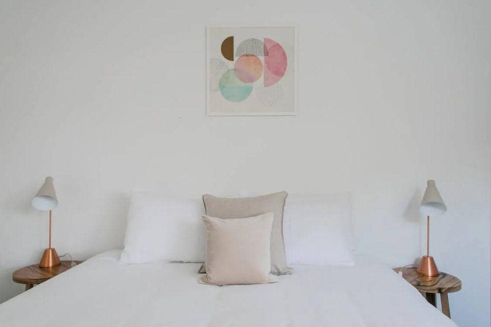 inspirasi desain tempat tidur tanpa headboard (pexels.com/Rachel Claire)