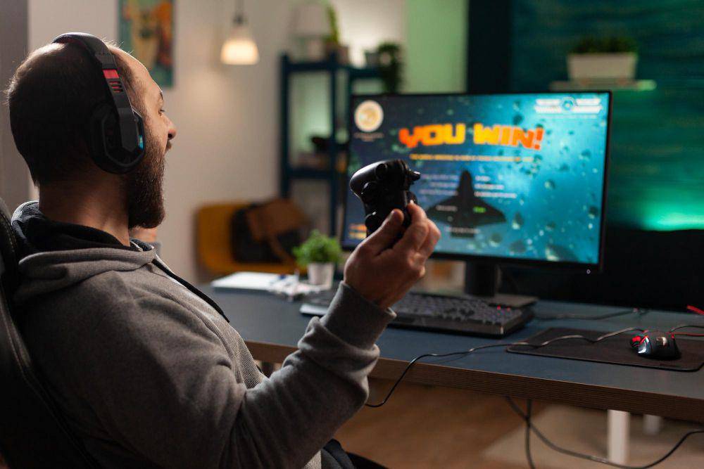 seseorang bermain game dengan penuh semangat (freepik.com/dcstudio)