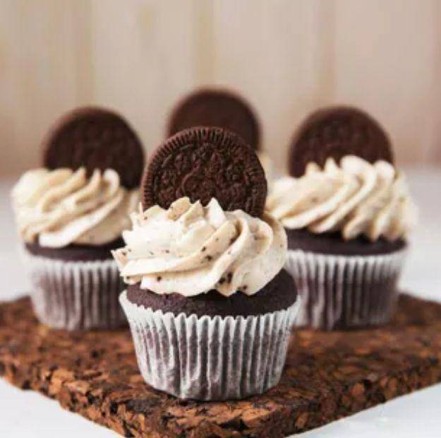 ilustrasi brownies dengan varian topping krim dan Oreo(endeus.tv)