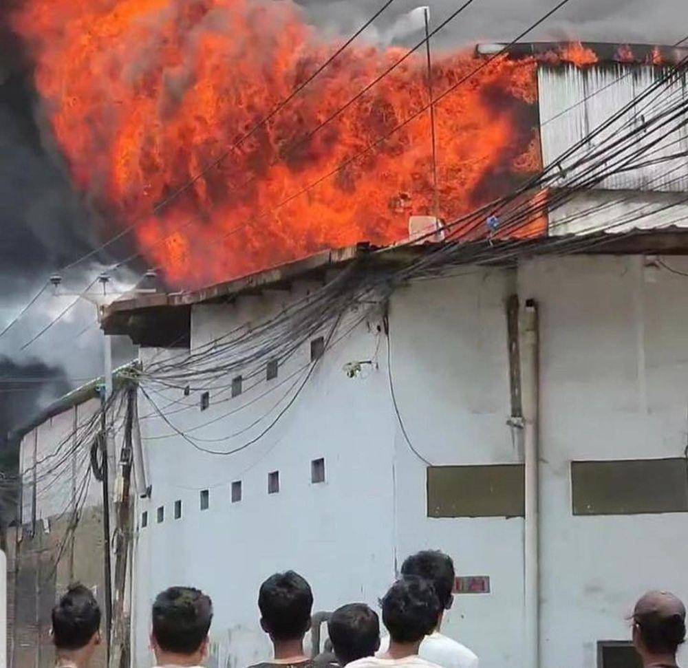 Kebakaran di pabrik sendal yang berlokasi di Kapuk Muara pada Jumat, 15 September 2023. (www.instagram.com/@humasjakfire)