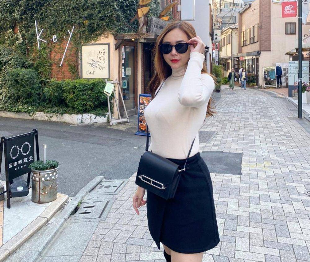 inspirasi fit to body outfit ala Aura Kasih (instagram.com/aurakasih)