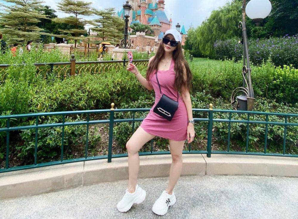 inspirasi fit to body outfit ala Aura Kasih (instagram.com/aurakasih)